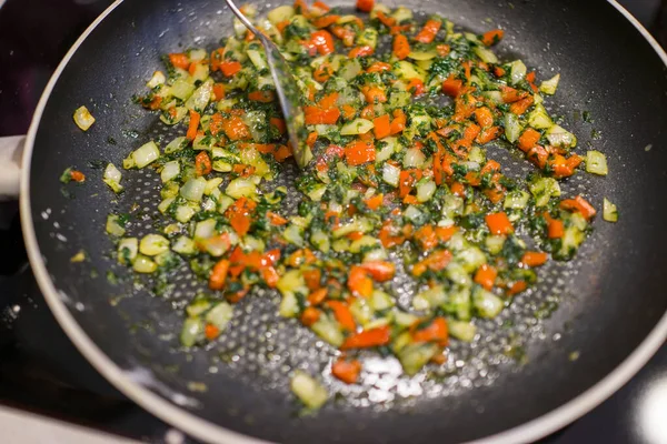 Frigideira no fogão com pimenta e cogumelos, close-up — Fotografia de Stock