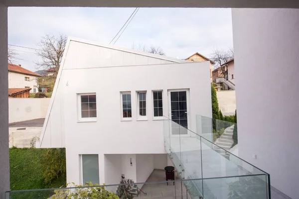 Współczesny piękny nowoczesny biały dom zewnątrz — Zdjęcie stockowe