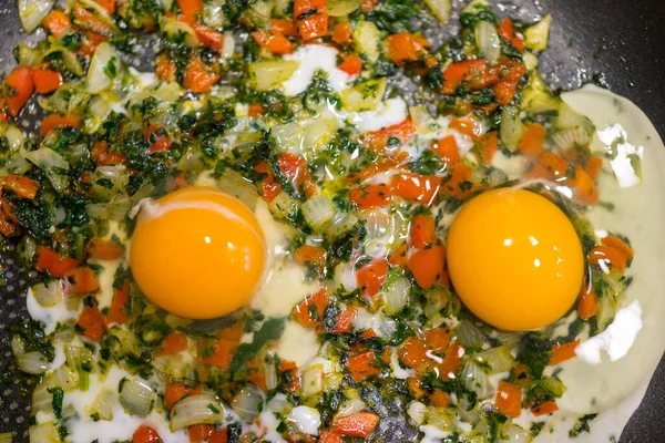 Im Zuge der Zubereitung von Frühstück mit frischen Eiern — Stockfoto