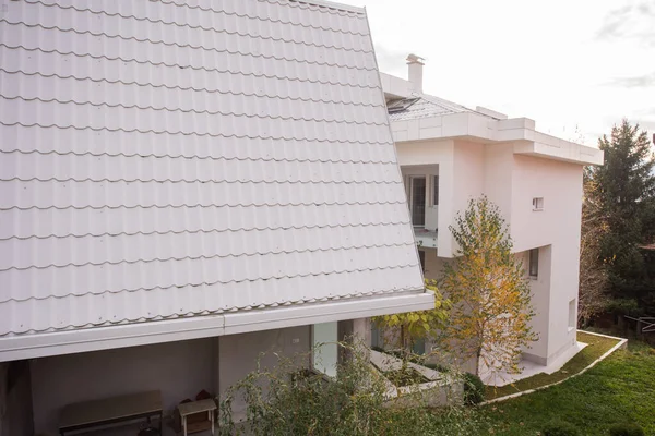 Contemporary beautiful modern white house exterior — Stock Photo, Image