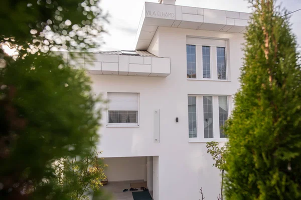 Contemporary beautiful modern white house exterior — Stock Photo, Image