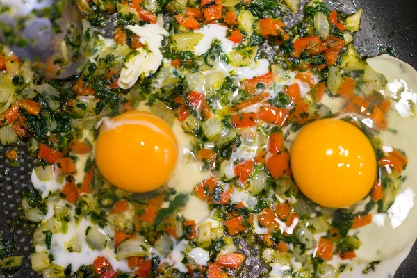 В ході приготування сніданку зі свіжими яйцями та овочами — стокове фото