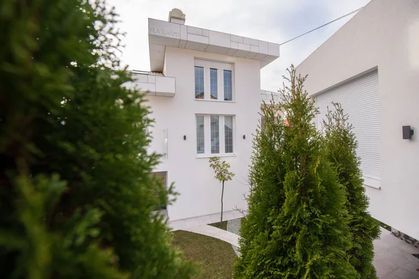 Contemporânea bela moderna casa branca exterior — Fotografia de Stock