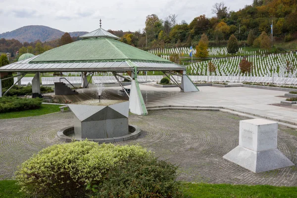Centro conmemorativo de Srebrenica para las víctimas de crímenes de guerra cometidos en la guerra de Bosnia — Foto de Stock