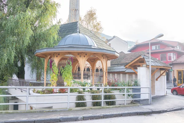 Moské med fontän framför Sadrvan — Stockfoto