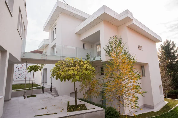 Contemporary beautiful modern white house exterior — Stock Photo, Image