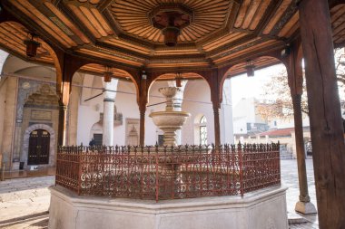 Önünde çeşme olan camii Sadrvan