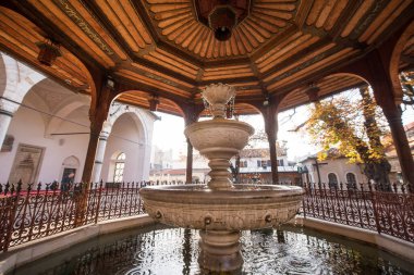 Önünde çeşme olan camii Sadrvan