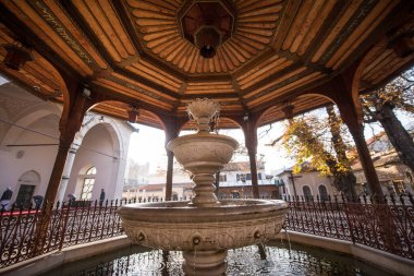 Önünde çeşme olan camii Sadrvan