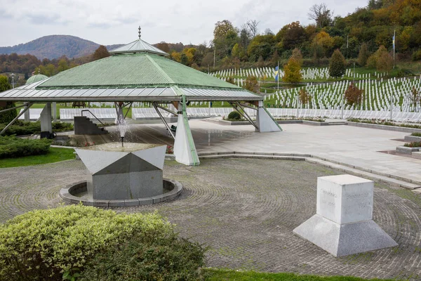 Centro memorial de Srebrenica para vítimas de crimes de guerra cometidos na guerra bósnia — Fotografia de Stock