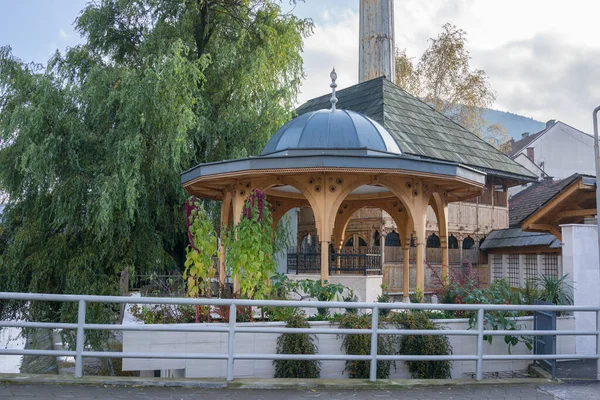Mesquita com fonte na frente Sadrvan — Fotografia de Stock