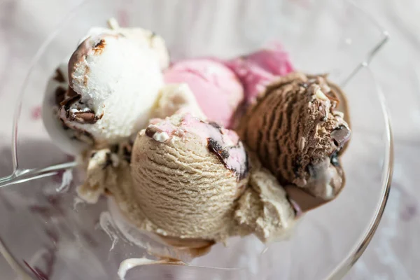 나무 탁자 위에서 아이스크림을 찍는 모습, 클로즈업 — 스톡 사진