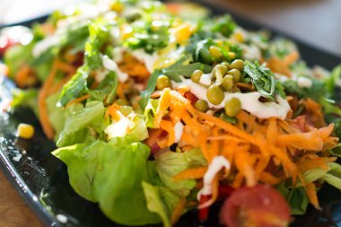 Tavuk ve sebzeli salata.