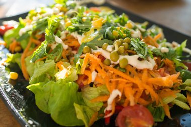 Tavuk ve sebzeli salata.