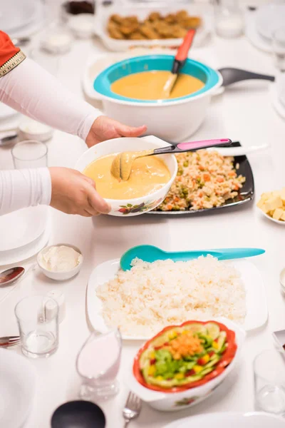 Familie verzamelen eten maaltijd rond keukentafel — Stockfoto