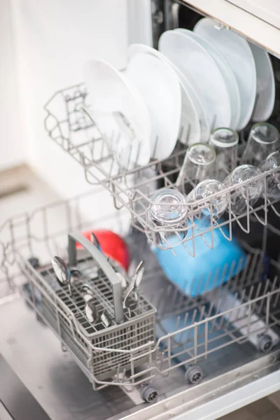 Offene Spülmaschine mit sauberem Glas und Geschirr — Stockfoto