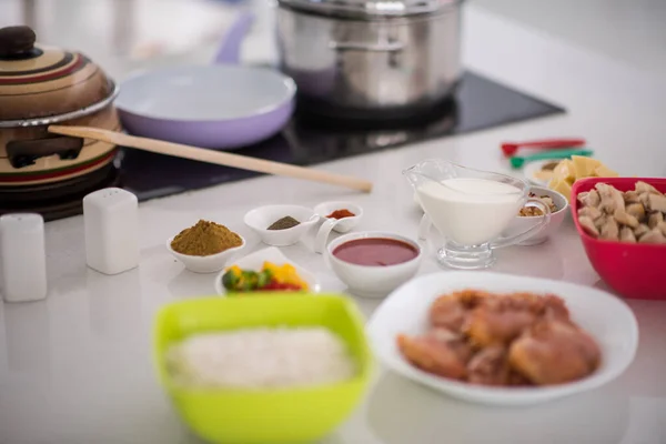 Подготовка пищи на современной белой кухне — стоковое фото