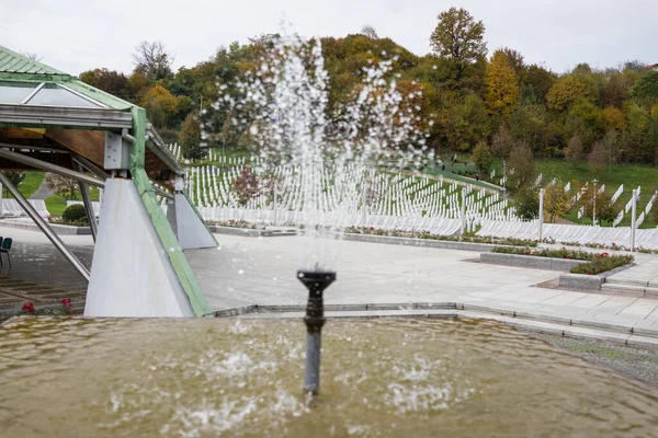 Centro memorial de Srebrenica para vítimas de crimes de guerra cometidos na guerra bósnia — Fotografia de Stock