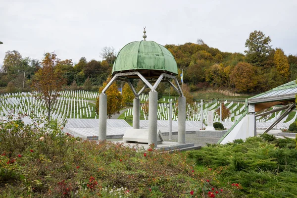 Centro conmemorativo de Srebrenica para las víctimas de crímenes de guerra cometidos en la guerra de Bosnia —  Fotos de Stock