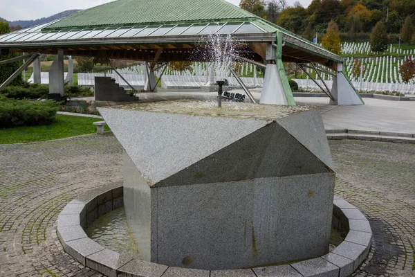 Centro conmemorativo de Srebrenica para las víctimas de crímenes de guerra cometidos en la guerra de Bosnia — Foto de Stock