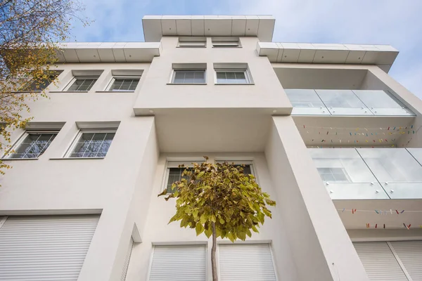 Contemporary beautiful modern white house exterior — Stock Photo, Image