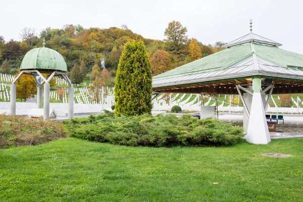 Centro memorial de Srebrenica para vítimas de crimes de guerra cometidos na guerra bósnia — Fotografia de Stock
