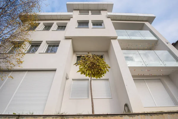 Contemporary beautiful modern white house exterior — Stock Photo, Image