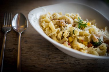 Öğle yemeği hazırlamak için farklı malzemeler.