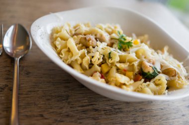 Öğle yemeği hazırlamak için farklı malzemeler.