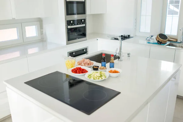 Verschillende soorten ingrediënten voor het maken van lunch — Stockfoto