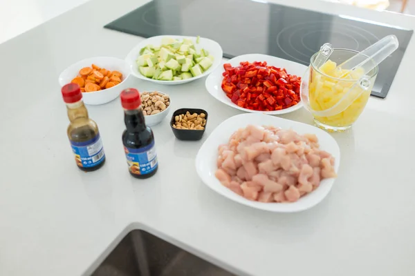 Verschiedene Zutaten für die Zubereitung des Mittagessens — Stockfoto