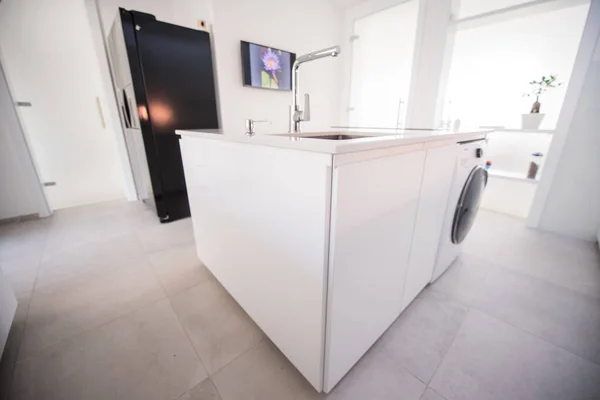 Moderna cocina blanca, espacioso lujoso con diseño de bar — Foto de Stock