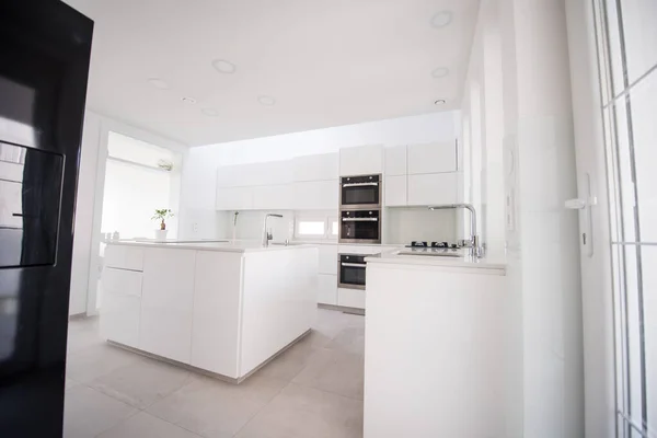 Cozinha moderna branca, espaçosa luxuosa com design de bar — Fotografia de Stock