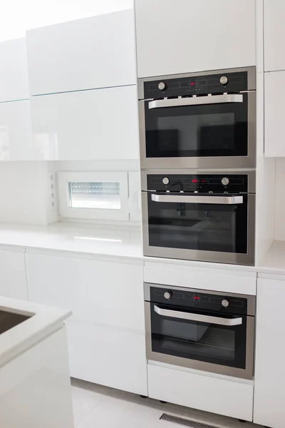 Moderní bílá kuchyně, prostorný luxusní s designem baru Stock Snímky