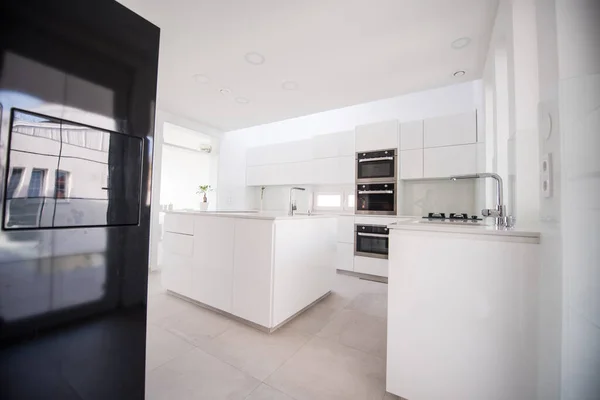 Cozinha moderna branca, espaçosa luxuosa com design de bar — Fotografia de Stock