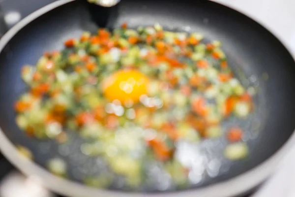 Im Zuge der Zubereitung von Frühstück mit frischen Eiern und Gemüse — Stockfoto