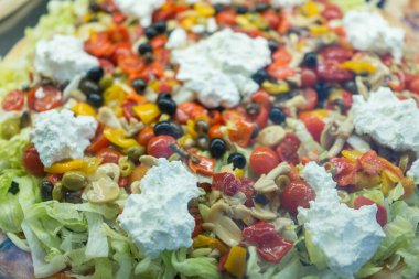 Farklı malzemelerle bir pizza.. 