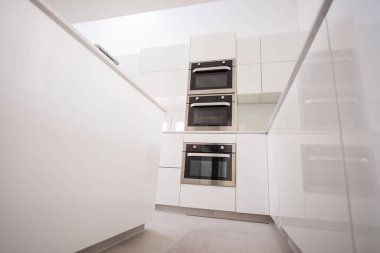 Yeni modern mutfak beyaz renk ve üç fırın. 