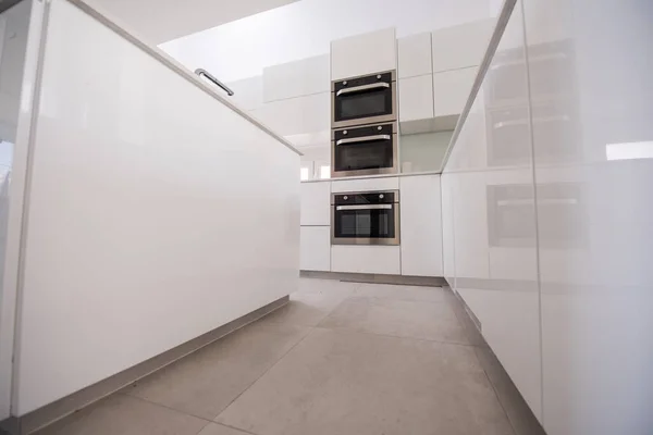 Nieuwe moderne keuken witte kleur en drie oven — Stockfoto