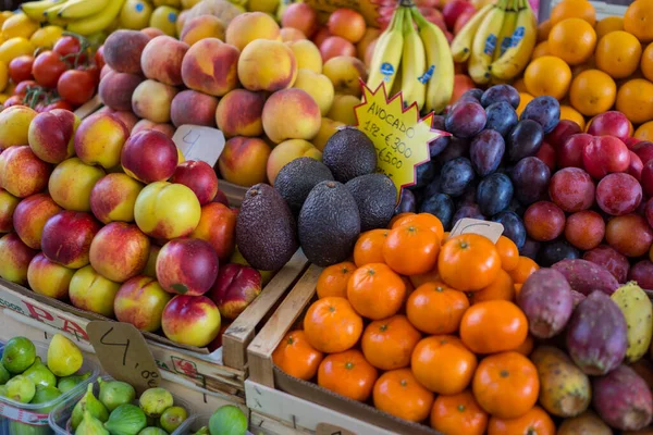 Una varietà di frutta e verdura fresca in mostra Foto Stock Royalty Free