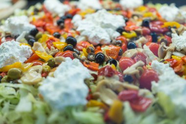 Tahta masada domatesli, peynirli ve mantarlı taze pizza.