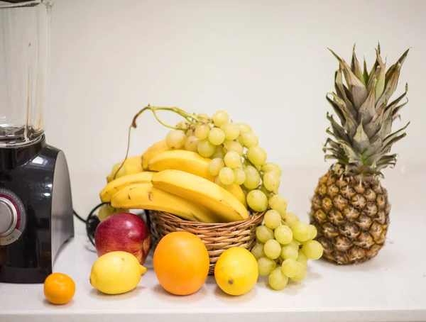 Uma tigela de frutas sentadas em um balcão — Fotografia de Stock