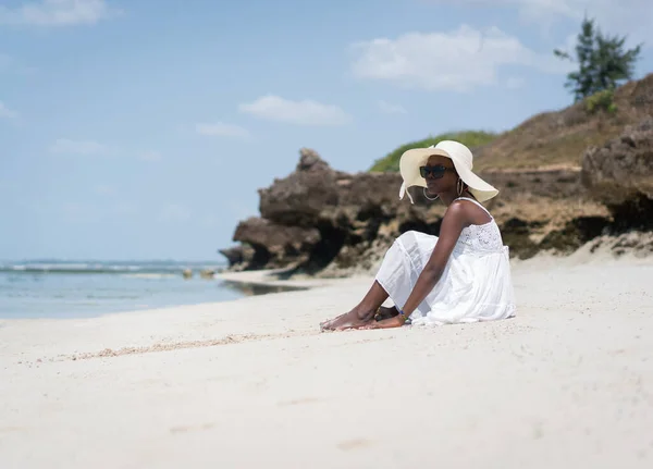 Όμορφη Αφροαμερικανή κοπέλα στη θάλασσα παραλία άμμο — Φωτογραφία Αρχείου