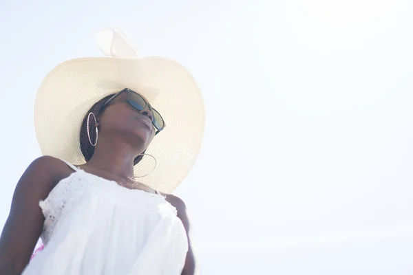 Linda jovem negra afro-americana na praia tropical — Fotografia de Stock