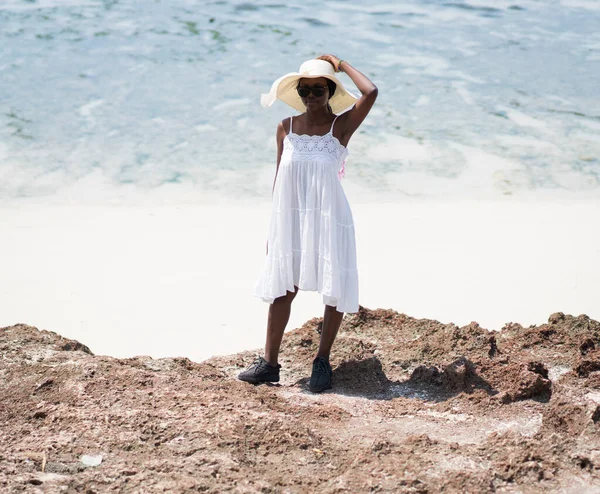 Όμορφη Αφροαμερικανή κοπέλα στη θάλασσα παραλία άμμο — Φωτογραφία Αρχείου