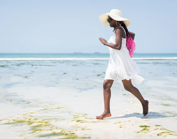 Mooie jonge zwarte Afro-Amerikaanse vrouw op tropisch strand — Stockfoto