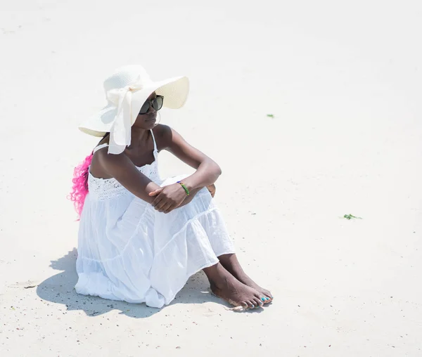 Belle fille afro-américaine sur la plage de sable de mer — Photo