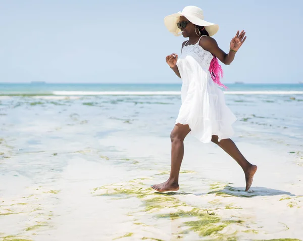 Vacker ung svart afroamerikansk kvinna på tropisk strand — Stockfoto