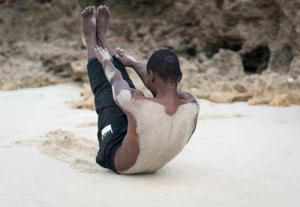 Muscular homem negro tendo treino na praia tropical — Fotografia de Stock