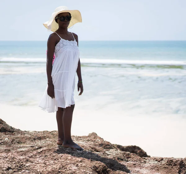 Mooi Afrikaans Amerikaans meisje op zee strand zand — Stockfoto